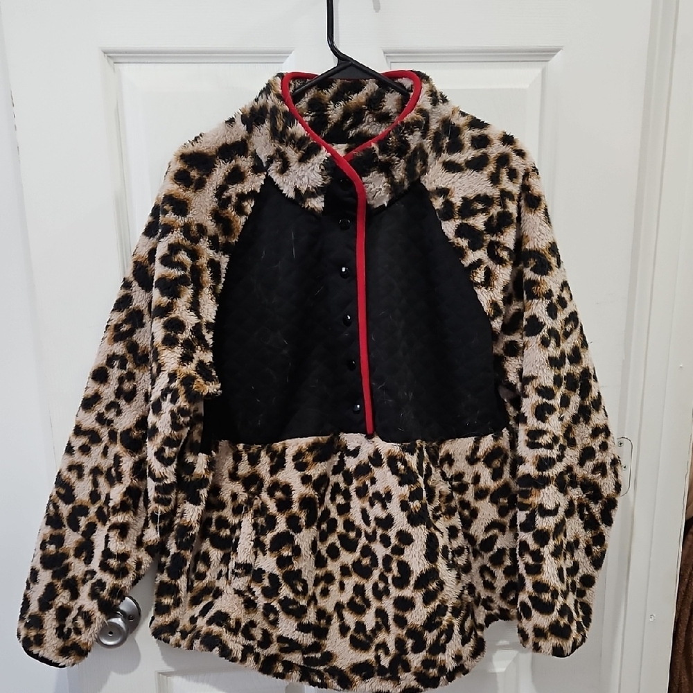 Maurices Animal Print Fleece with Black Details Size Xlarge